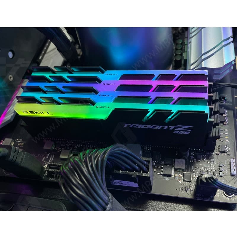پک 16 گیگ رم GSKILL Trident Z RGB 16GB (8GBx2) DDR4 4000mhz استوک گارانتی آواژنگ