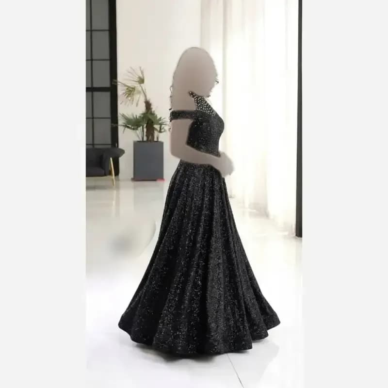 ماکسی مجلسی دانتل چمنی مشکی کاپدار و استردار نگین دوزی شده سایز 38 تا 52 — تصویر ۶