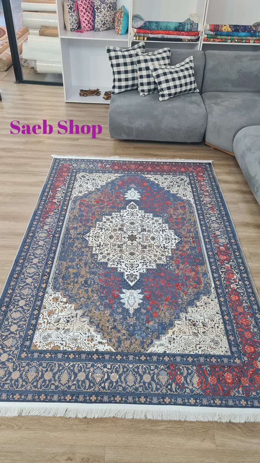 فرش سرمه ای با گل های لاکی | فرش صائب | کد: L760