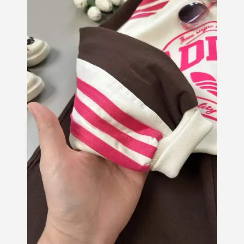 ست اسپرت دخترانه بلوز و شلوار لش دورس لاکرا قهوه ای سفید — تصویر ۳