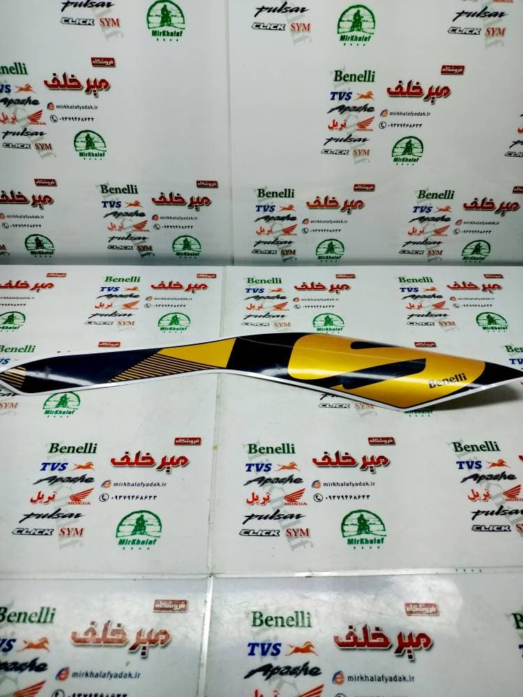ارم (برچسب) روی قاب بغل (بال باک) سمت راست موتور بنلی 300 دوسیلندر جدید نیوفیس طلایی اصلی