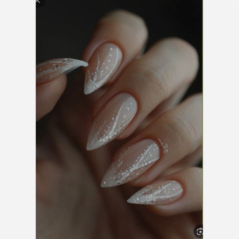 ناخن ژلیکس دست‌ساز طرح لاین سفید شاین