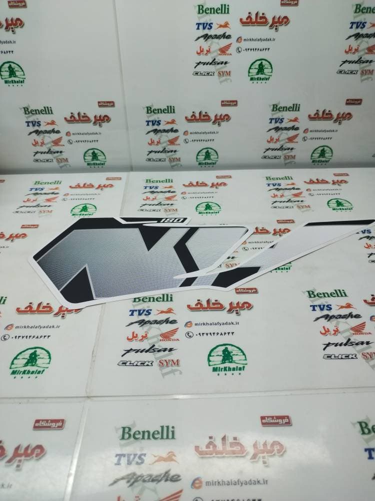 ارم (برچسب) قاب (فلاپ) درب بغل موتور sym گالکسی na سفید اصلی (چپ)