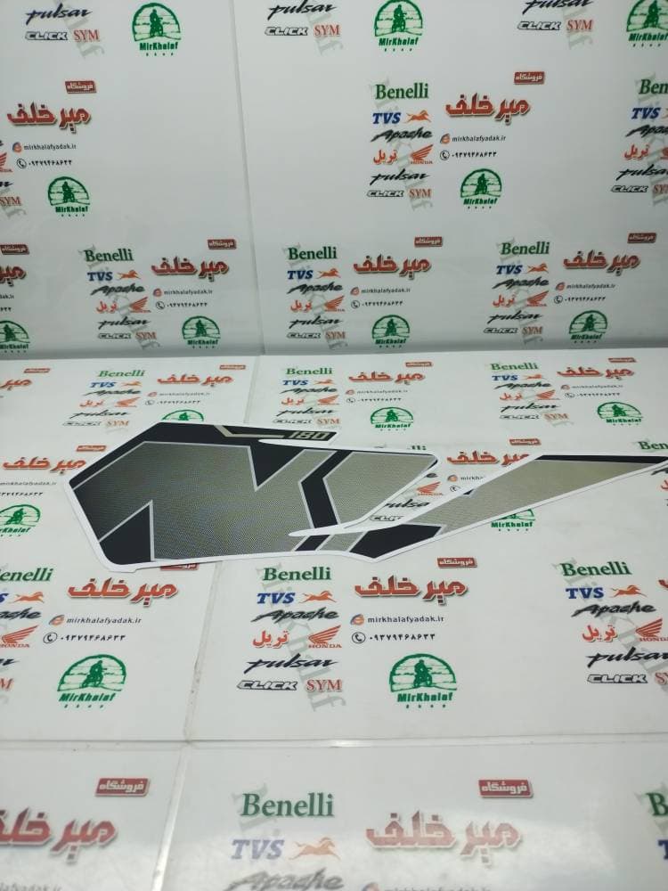 ارم (برچسب) قاب (فلاپ) درب بغل موتور sym گالکسی na بژ اصلی (چپ)