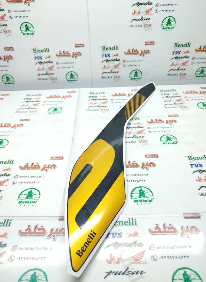 ارم (برچسب) روی قاب بغل (بال باک) سمت چپ موتور بنلی 300 دوسیلندر جدید نیوفیس طلایی اصلی