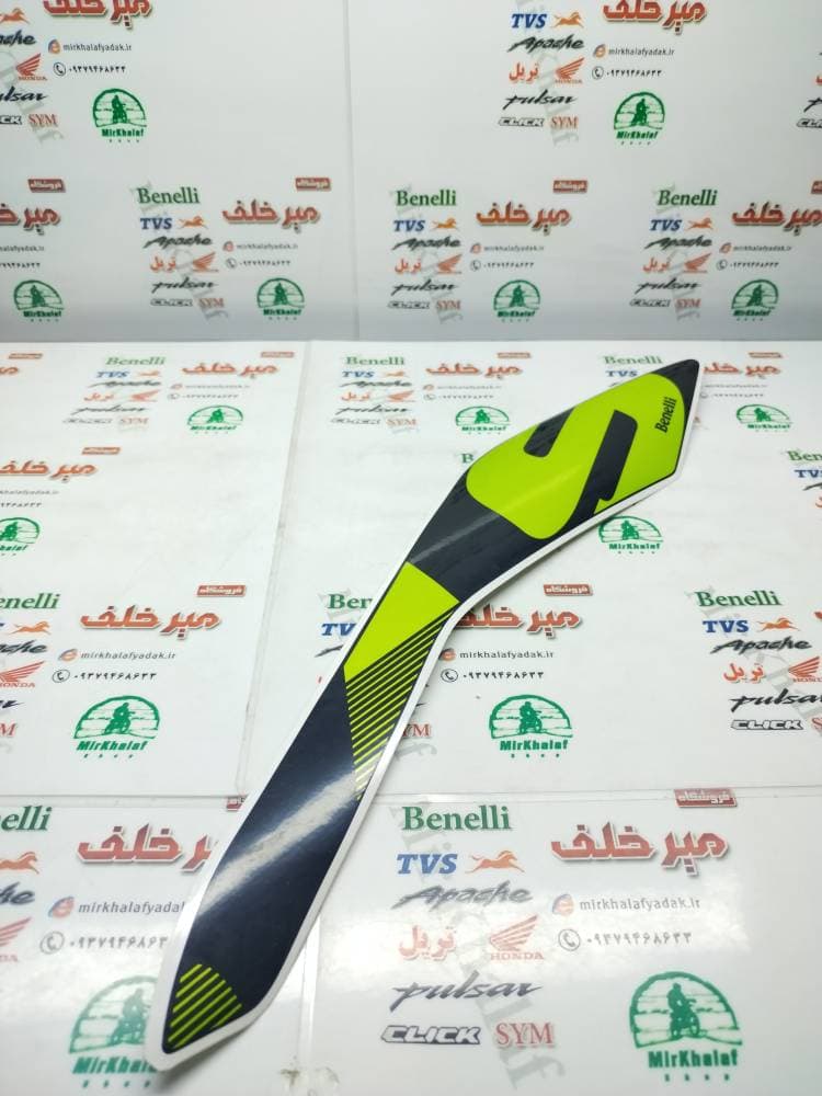 ارم (برچسب) روی قاب بغل (بال باک) سمت راست موتور بنلی 300 دوسیلندر جدید نیوفیس فسفری اصلی
