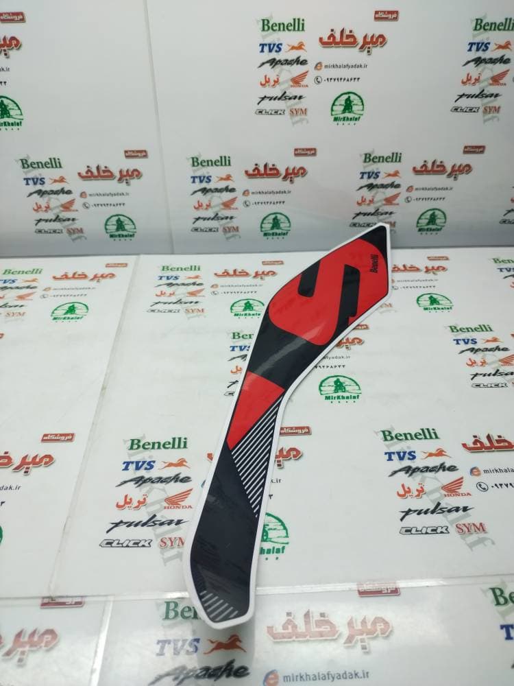 ارم (برچسب) روی قاب بغل (بال باک) سمت راست موتور بنلی 300 دوسیلندر جدید نیوفیس مشکی اصلی
