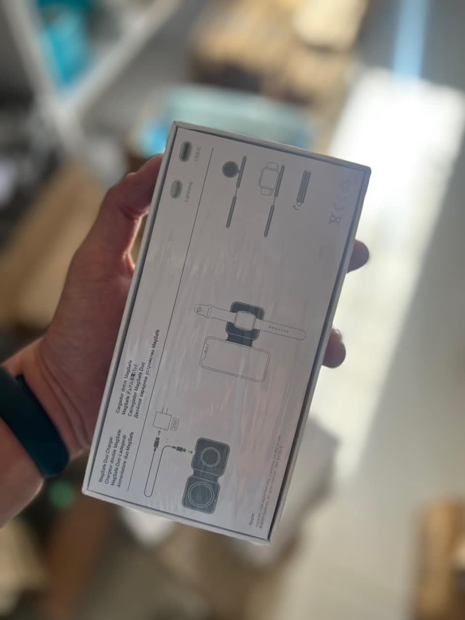 شارژر بی سیم اپل مدل MagSafe Duo + سوزن سیم‌کارت طرح دایره — تصویر ۵
