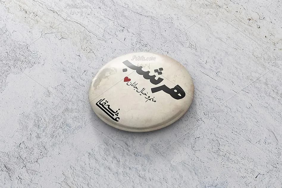 قالب لایه باز موکاپ پیکسل و سنجاق سینه بشقابی برای فتوشاپ — تصویر ۶