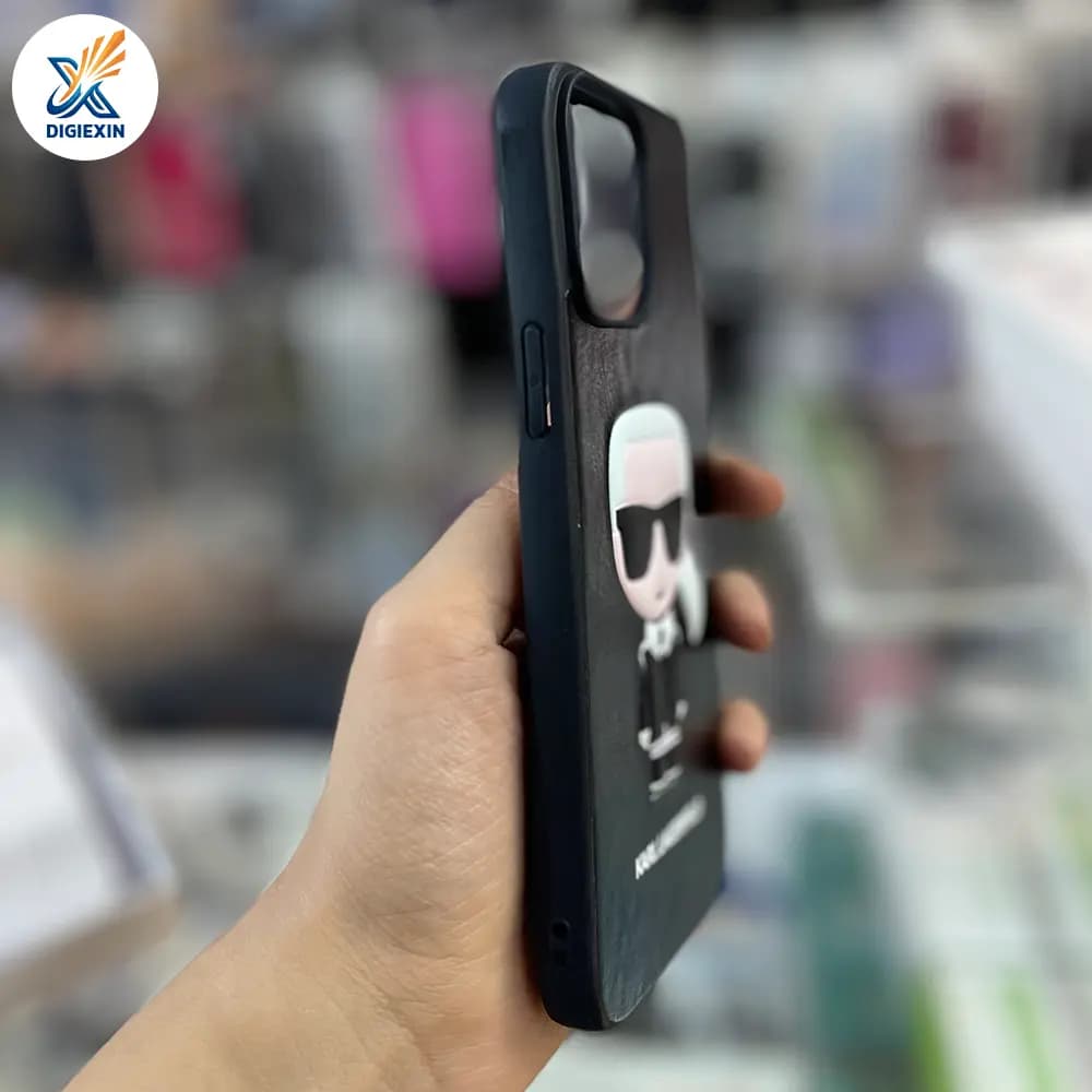 کاور عروسکی چرمی کارل مناسب برای آیفون 13 پرومکس — تصویر ۳