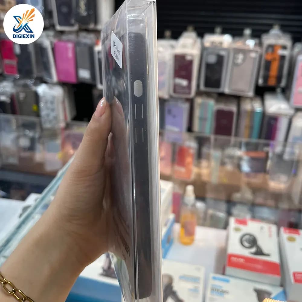 کاور یونیک کیس مات مگسیف مناسب برای آیفون 13 پرومکس — تصویر ۴