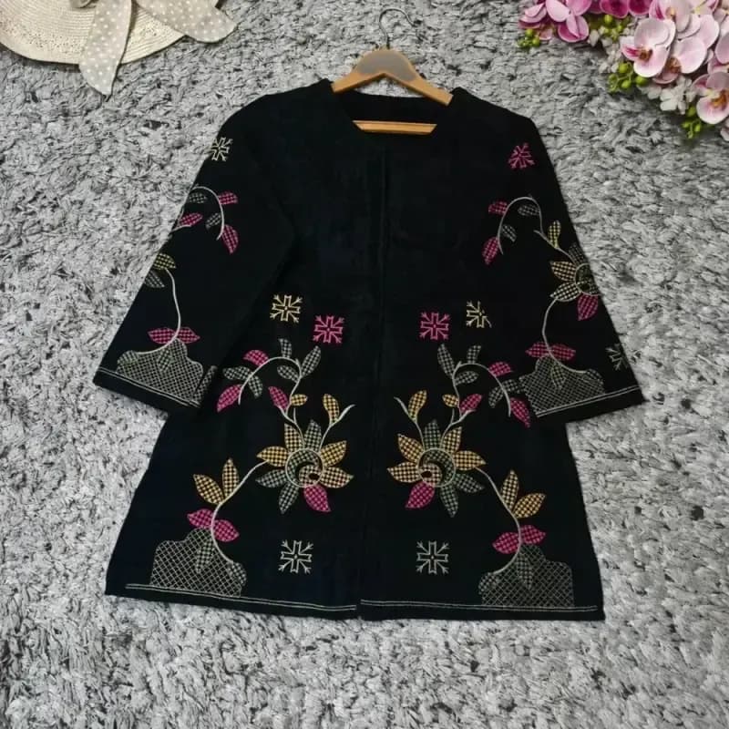 کت مجلسی زنانه مدل پونه مخمل گلدوزی شده رنگ مشکی فری سایز — تصویر ۴