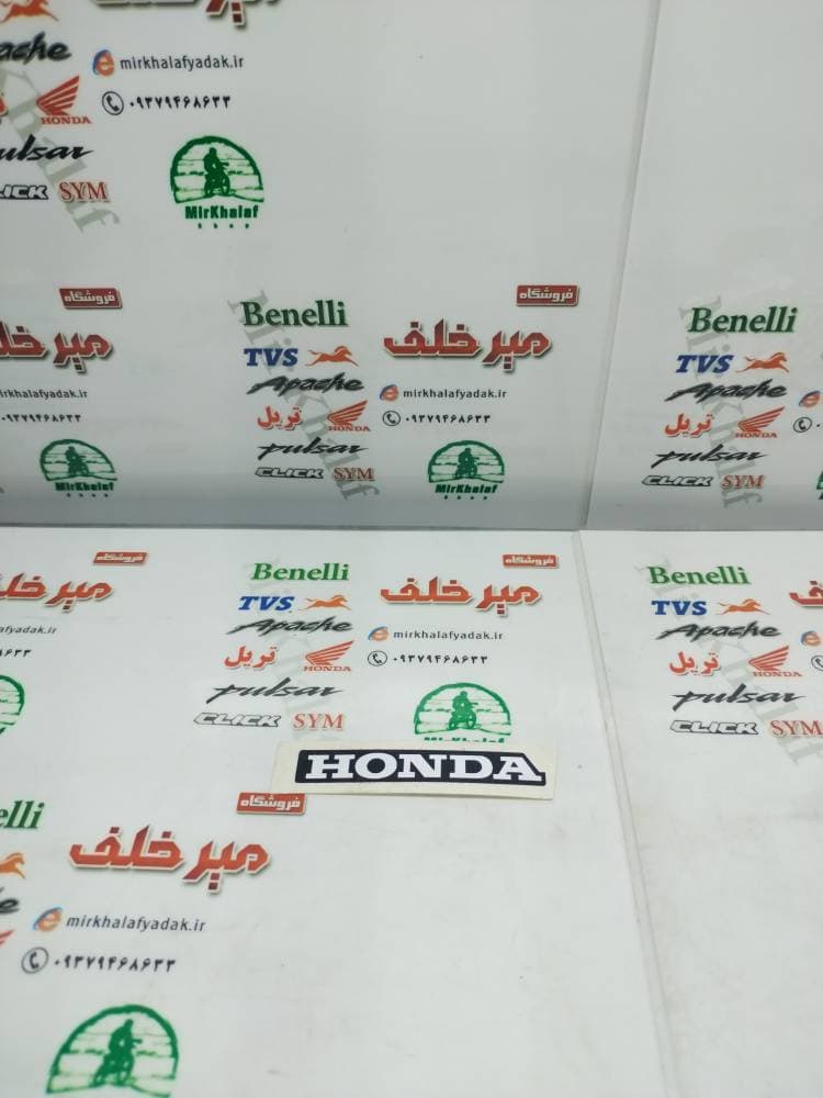 ارم (برچسب) هوندا روی پیشونی موتور کلیک و طرح کلیک ساده