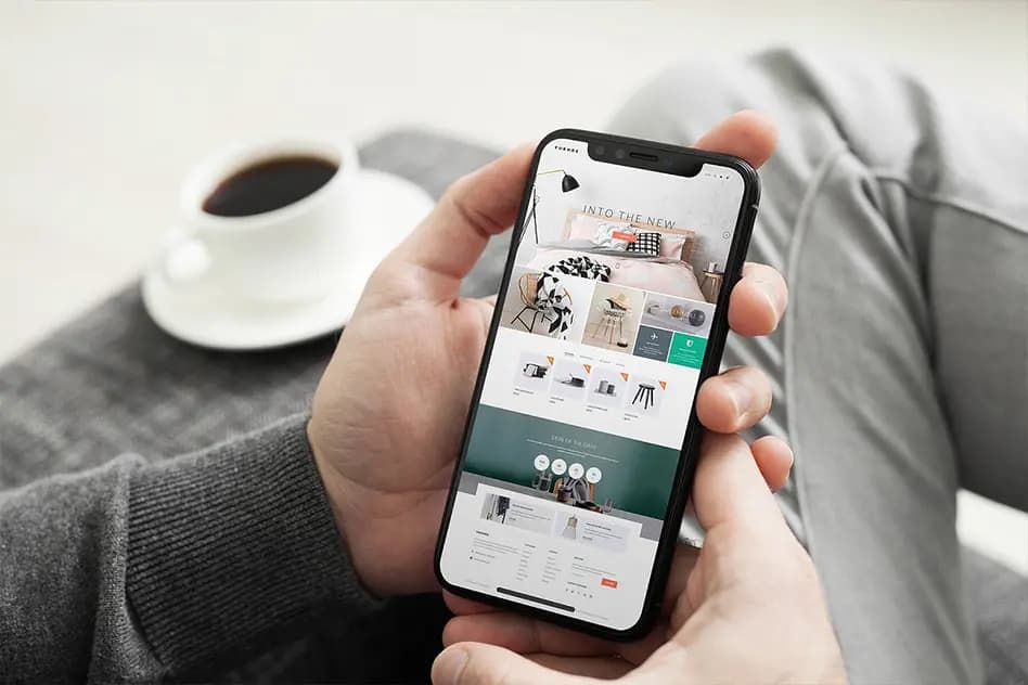 14 موکاپ آیفون ایکس در دست به صورت لایه باز برای فتوشاپ + فیلم آموزشی — تصویر ۳