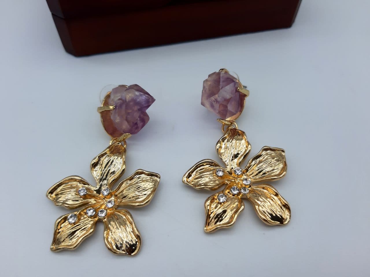 گوشواره گل با سنگ معدنی به رنگ یاسی