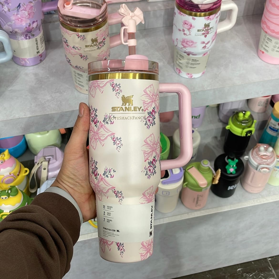 تامبلر استنلی Stanley × LoveShackFancy طرح گلدار پاپیون صورتی | جعبه بزرگ + کاور مخملی اورجینال