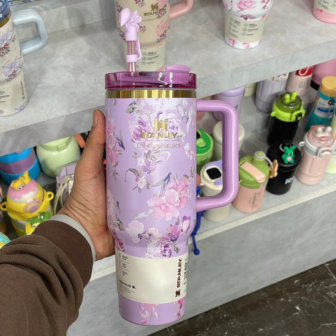 تامبلر استنلی Stanley × LoveShackFancy طرح گل یاسی | جعبه بزرگ + کاور مخملی اورجینال
