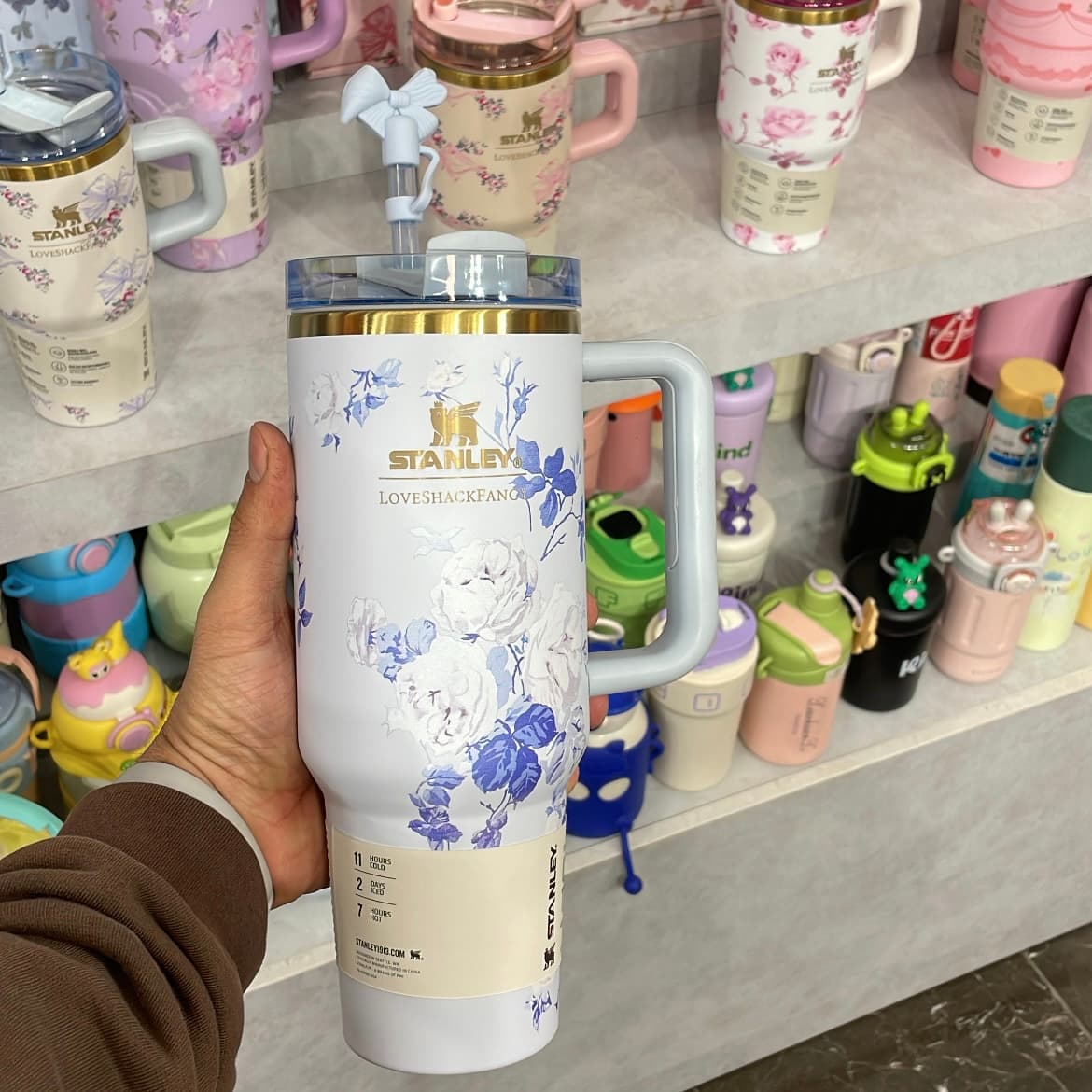 تامبلر استنلی Stanley × LoveShackFancy طرح گل آبی | جعبه بزرگ + کاور مخملی اورجینال