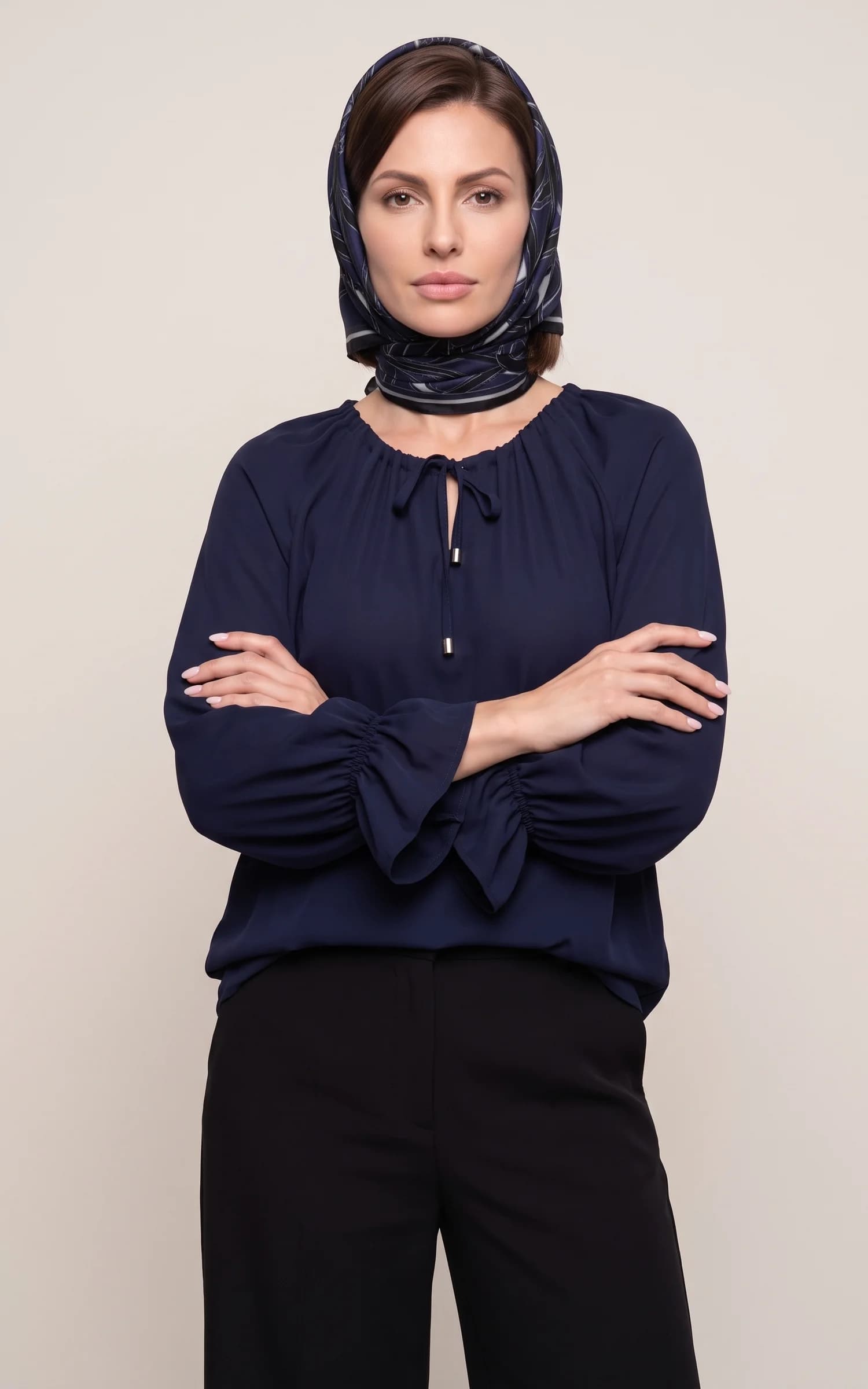 بلوز زنانه سرمه‌ای آستین بلند یقه بنددار با مچ چین‌دار nevado کد 405112331873 — تصویر ۲