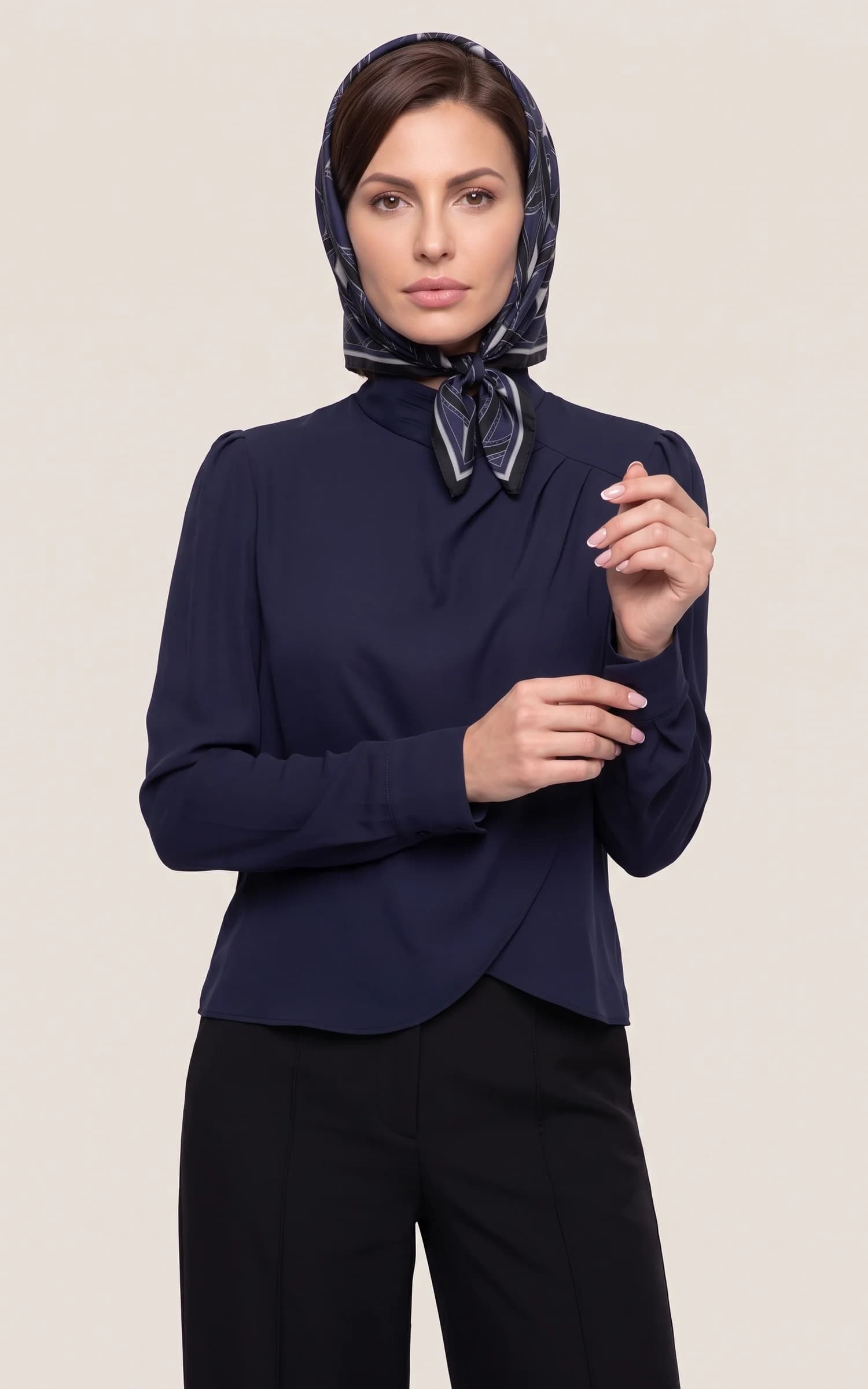 بلوز زنانه سرمه‌ای یقه ایستاده آستین بلند با طراحی چپ و راستی nevado کد 405112211873 — تصویر ۲