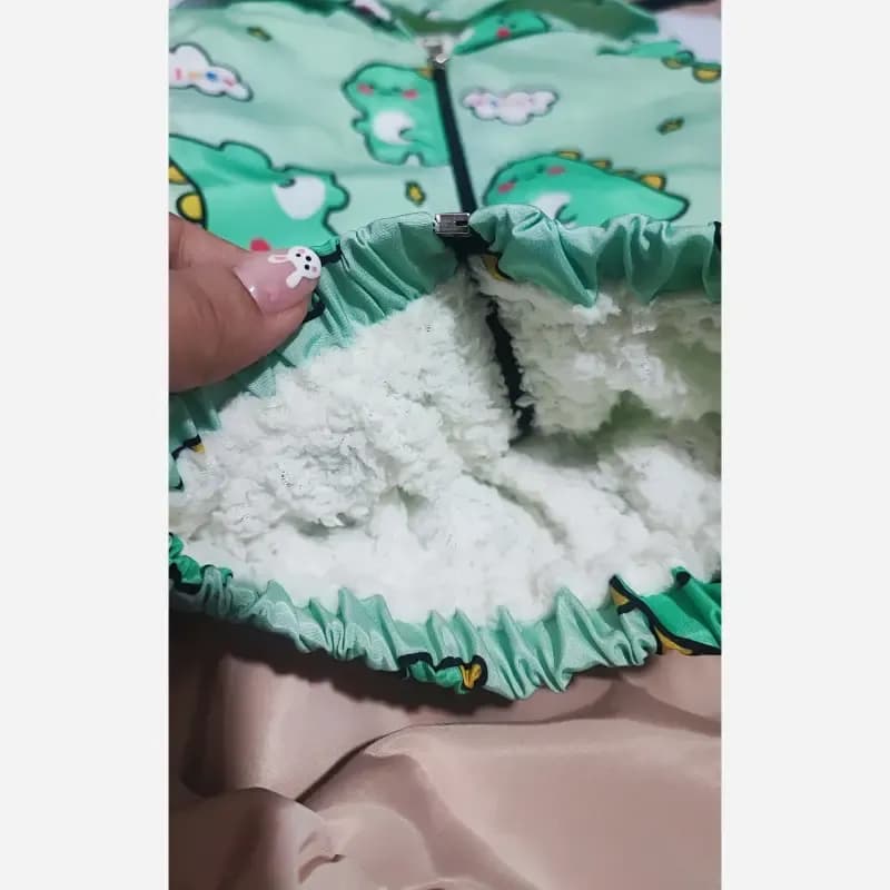 سوییشرت شلوار داخل خز ببعی طرح داینو سبز بچگانه — تصویر ۲