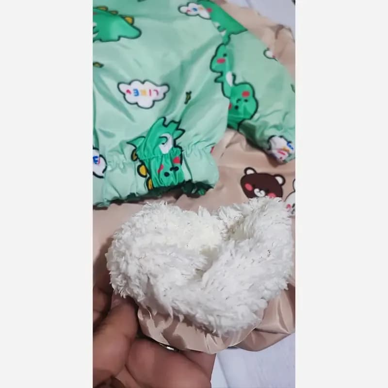 سوییشرت شلوار داخل خز ببعی طرح داینو سبز بچگانه — تصویر ۳