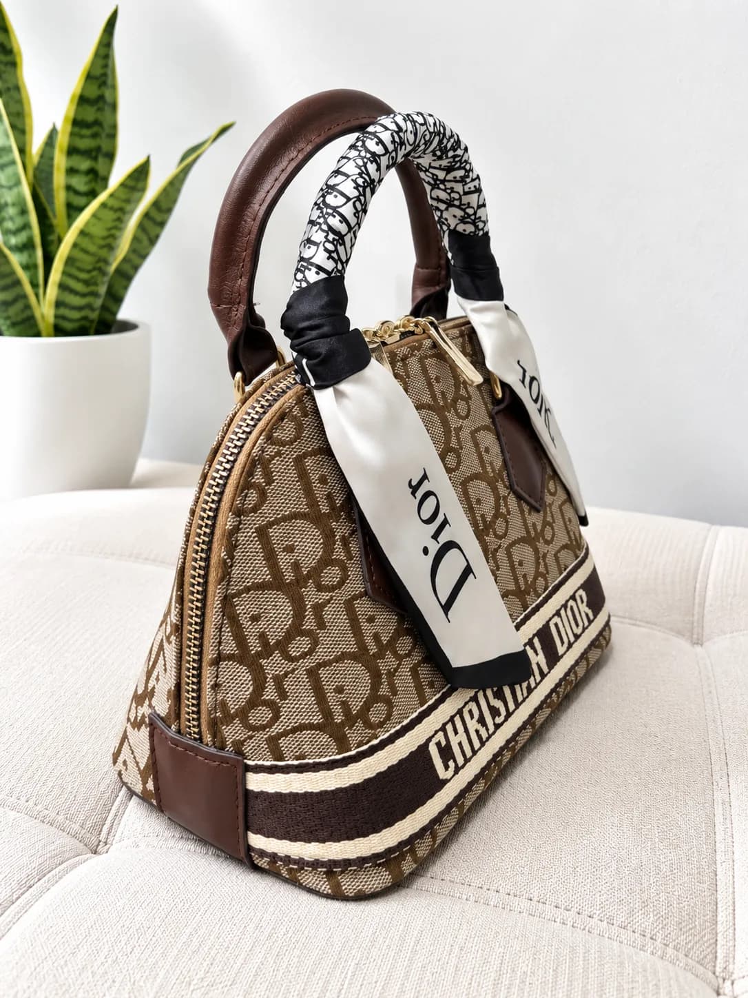 کیف دستی زنانه دیور Christian Dior قهوه‌ای کرم مونوگرام — تصویر ۲