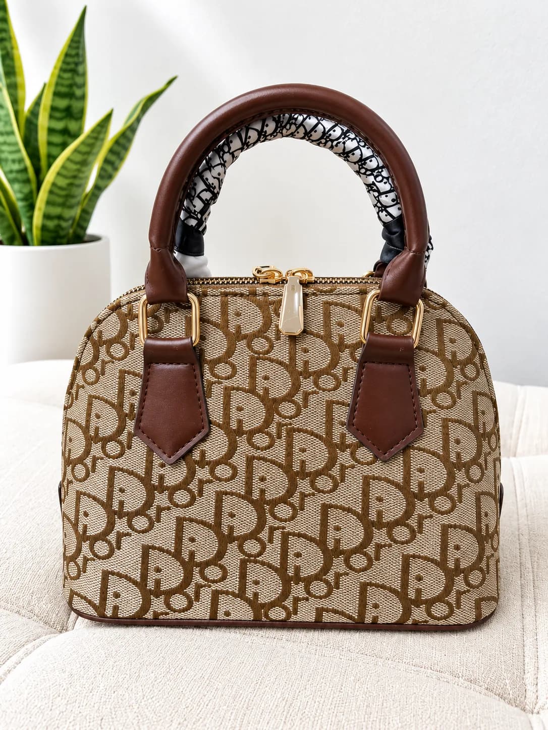 کیف دستی زنانه دیور Christian Dior قهوه‌ای کرم مونوگرام — تصویر ۳