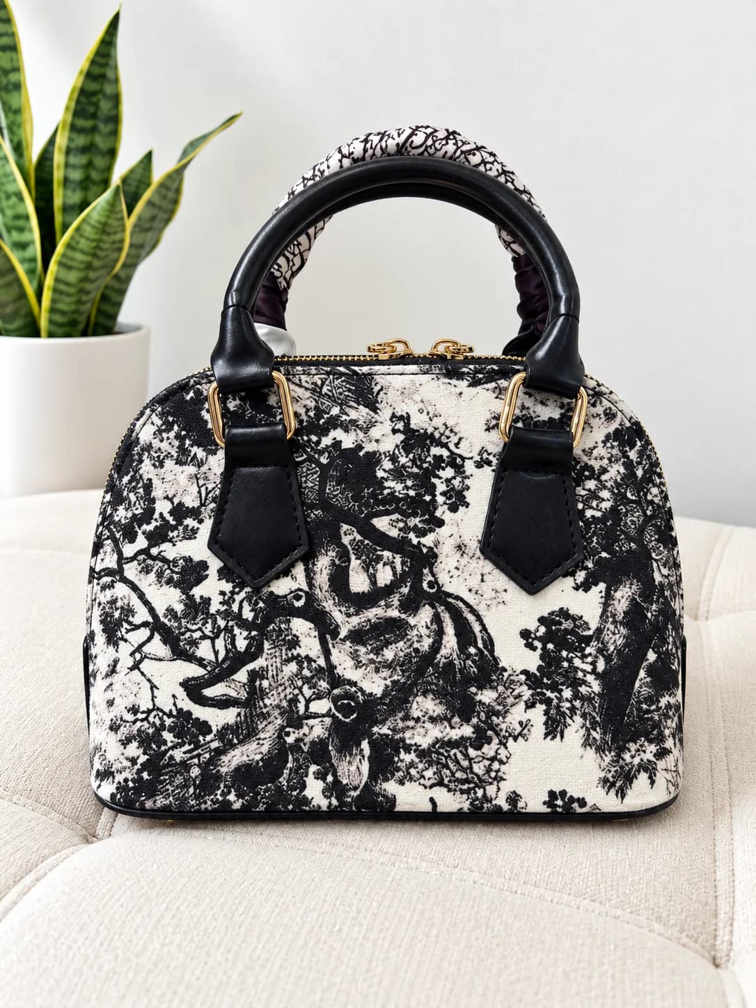 کیف دستی زنانه دیور Christian Dior مشکی سفید طرح‌دار — تصویر ۳
