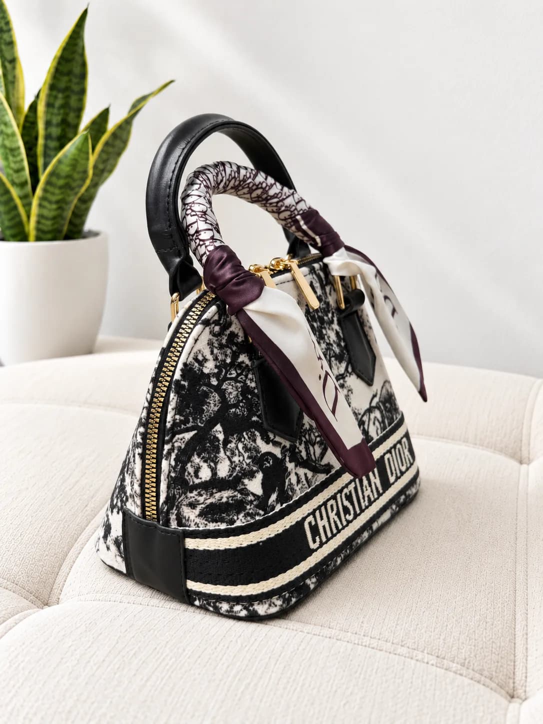 کیف دستی زنانه دیور Christian Dior مشکی سفید طرح‌دار — تصویر ۲
