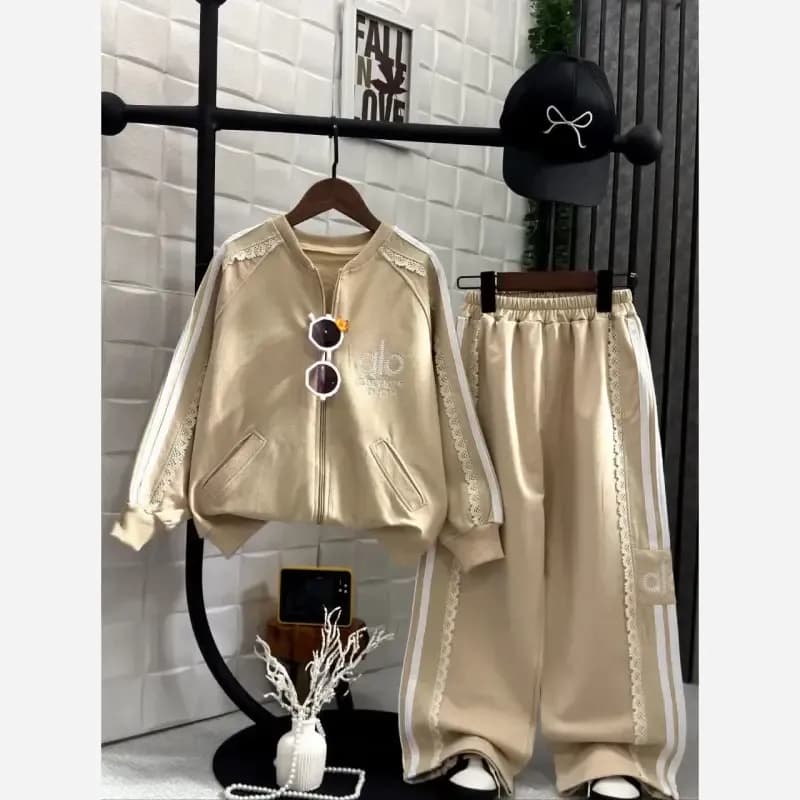 ست سوییشرت و شلوار دورس دو نخ لاکرا دخترانه مدل آوا رنگ کرم و قهوه ای — تصویر ۳
