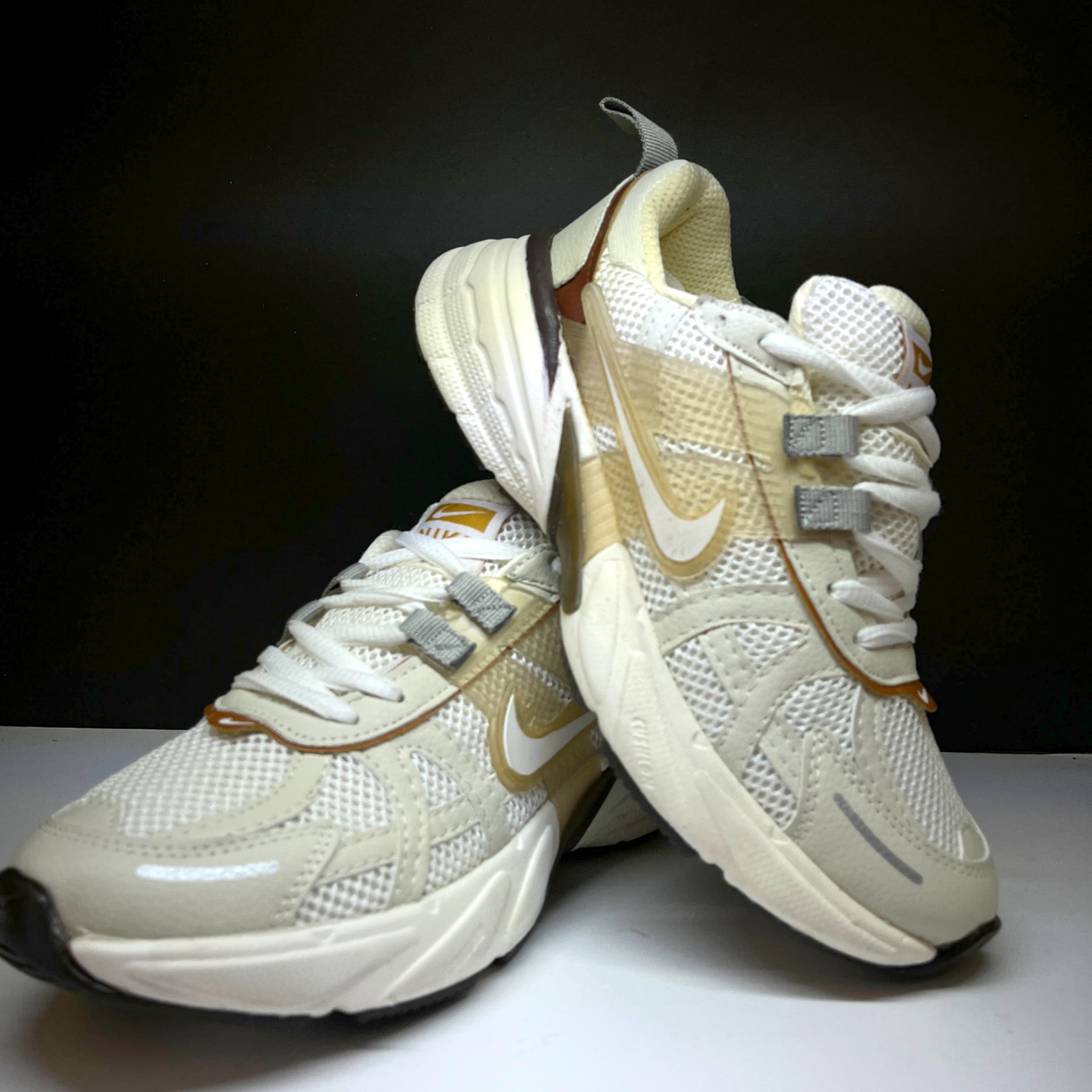 کتونی زنانه پیاده روی نایک Nike V2K کرم-موکا — تصویر ۲