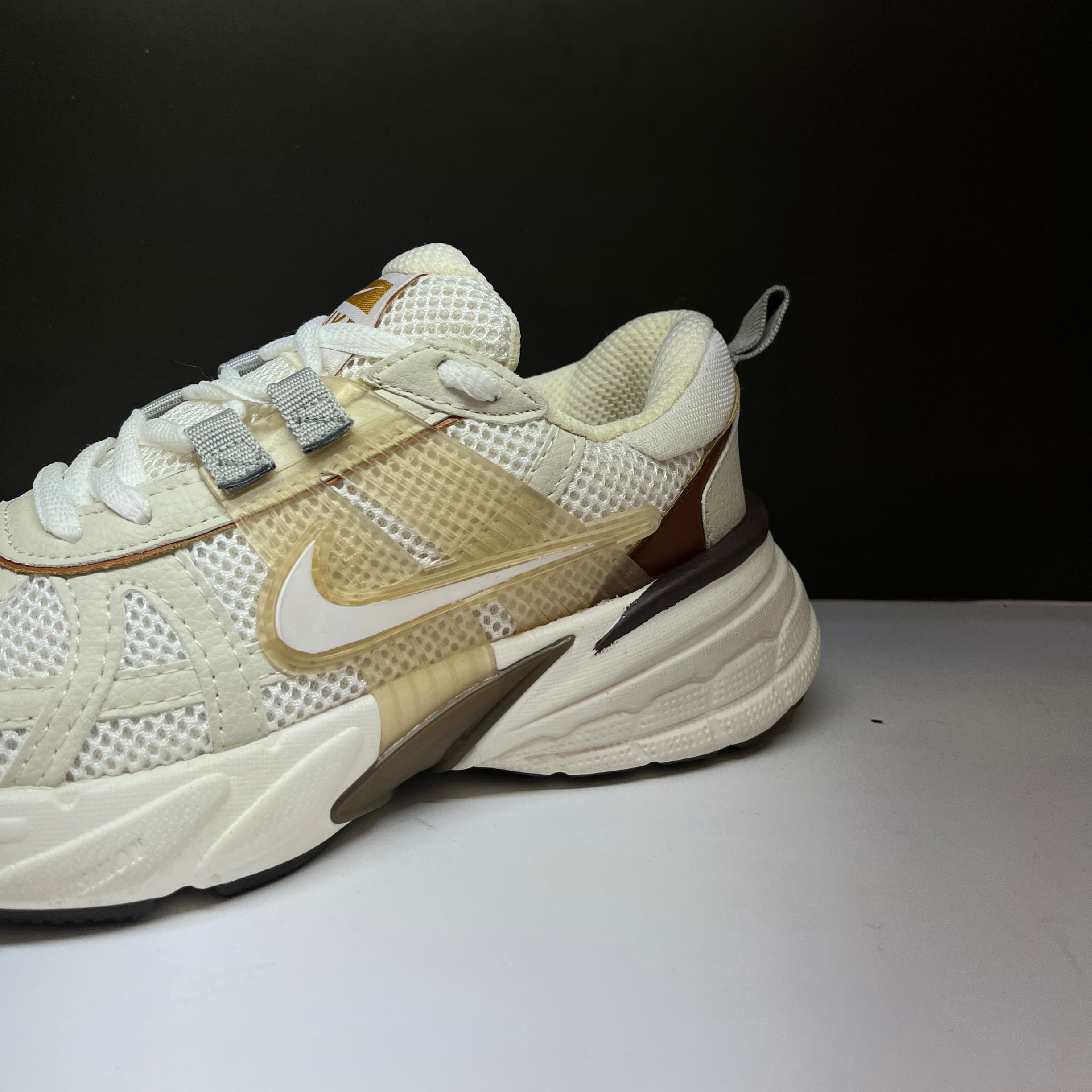 کتونی زنانه پیاده روی نایک Nike V2K کرم-موکا — تصویر ۳
