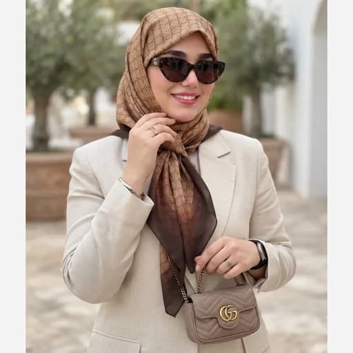 شال و روسری طرح گوچی نخی کاستوم سیتو زمینه نسکافهای با حاشیه قهوهای سایز بزرگ — تصویر ۴