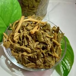 ترشی لگجی کورک (کبر) خاصیت دارویی دارد برای کبد وطحال خوبه طبعی گرم داره — تصویر ۳