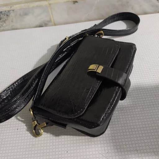 کیف دوشی زنانه. دوخته شده با چرم طبیعی درجه یک.. بند دولایه چرمی.. قابل تغییر در سایز کیف