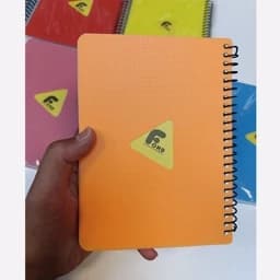 دفترچه یادداشت سیمی 160 برگ سایز B6 مارک فوند (یه مقدار از A5 کوچکتر) (جلد طلقی ضخیم)(خط آبی) — تصویر ۳