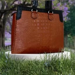 کیف دستی زنانه دست دوز با چرم طبیعی ،دارای جیب داخل ،شیک ومجلسی ،قابل سفارش در رنگ دلخواه (پس کرایه) — تصویر ۳