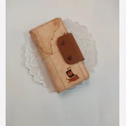 کیف پول چرمی زنانه نقشه جهان با چرم مصنوعی — تصویر ۳