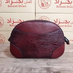 کیف دوشی تمام چرم طبیعی گاوی دخترانه زنانه رنگ زرشکی دست دوز بند قابل تنظیم داخل کیف تک زیپ تک خانه — تصویر ۳