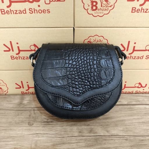 کیف دوشی تمام چرم طبیعی گاوی درجه یک زنانه دخترانه یک طرفه رنگ مشکی تک زیپ دست دوز بند دوشی چرمی قابل تنظیم سبک