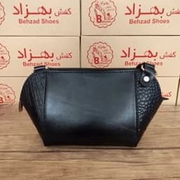 کیف دوشی کوچک تمام چرم طبیعی گاوی درجه یک زنانه دخترانه رنگ مشکی دست دوز بند قابل تنظیم تک زیپ کیفیت عالی خیلی سبک — تصویر ۳