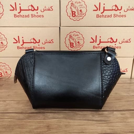 کیف دوشی کوچک تمام چرم طبیعی گاوی درجه یک زنانه دخترانه رنگ مشکی دست دوز بند قابل تنظیم تک زیپ کیفیت عالی خیلی سبک — تصویر ۲