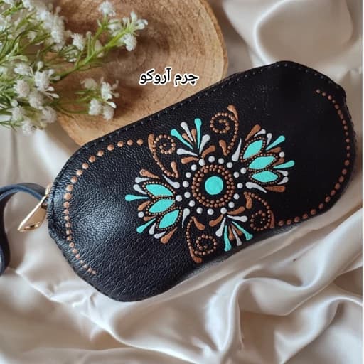 کیف لوازم آرایش چرم طبیعی دستدوز/ کیف چرم دست دوز نقطه کوبی/ کیف آرایشی چرمی/ کیف زنانه چرمی — تصویر ۲
