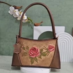 کیف مجلسی رودوشی زنانه چرم طبیعی گاوی کاملأ دستدوز ودست ساز حکاکی سه بعدی ابعاد 31در17پهنا10 — تصویر ۳
