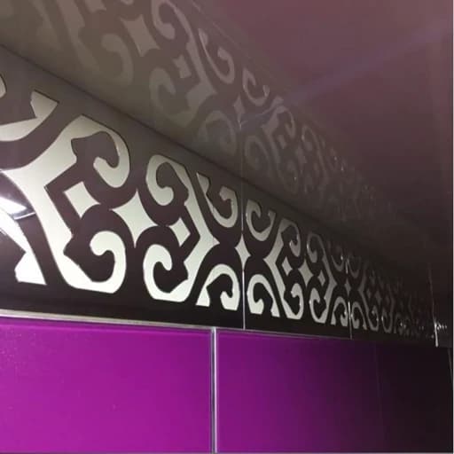 آینه دکوراتیو مولتی استایل نوار اسلیمی، ابعاد هر نوار 60 در 8 سانت، در دو رنگ طلایی و نقره ای — تصویر ۲