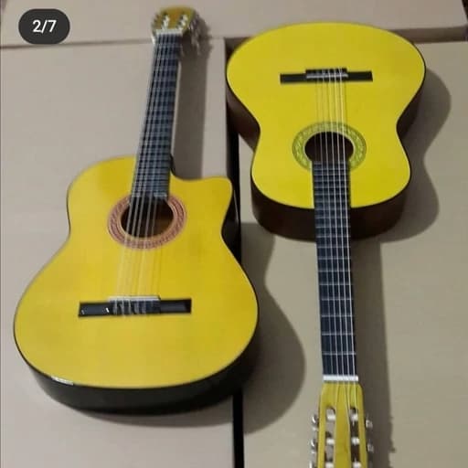 گیتار کلاسیک رنگ زرد مارک CLASSIC همراه با سافت کیس ضدضربه و پیک(مضراب گیتار ) و ارسال رایگان