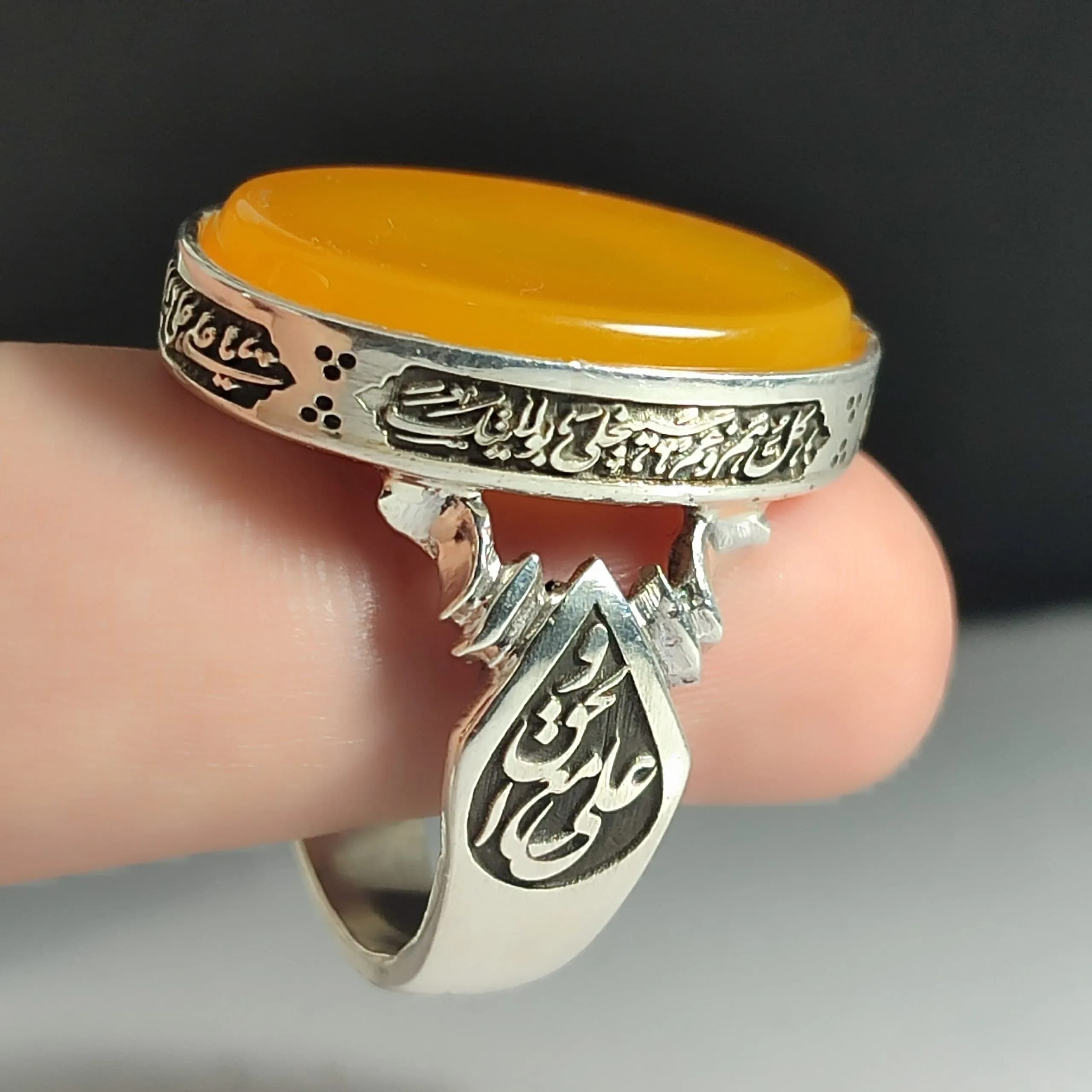 انگشتر نقره باسنگ شرف و الشمس ذکر روی رکاب (نادعلی) ذکر بغل رکاب (علی مع لحق) کد 2342 — تصویر ۲