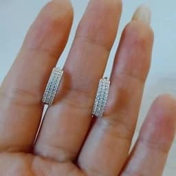 گوشواره نقره زنانه حلقه ای سه ردیف نگین عیار 925با آبکاری طلا سفید بدون ریزش نگین ضد حساسیت — تصویر ۳