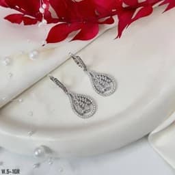 گوشواره نقره دخترانه و زنانه طرح اشک با روکش طلای سفید نگین کاری شده — تصویر ۳